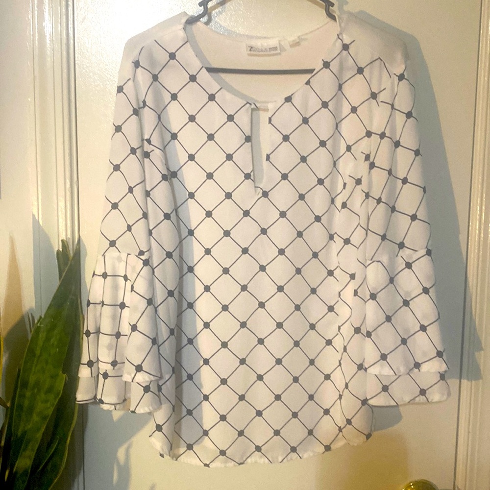 Black/white flutter bell sleeve blouse sz L New York and Co